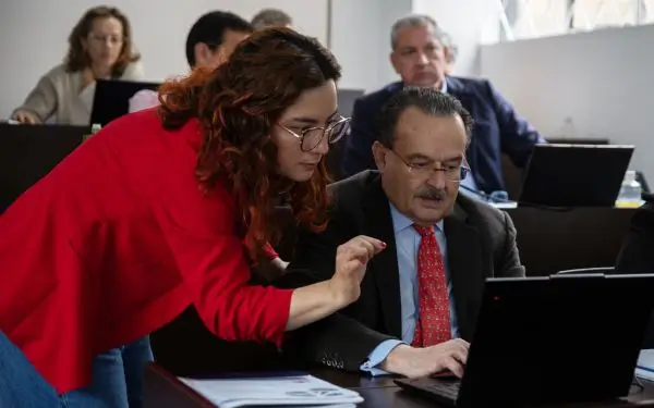 Estudiantes del CESA fortalecen negocios de empresarios mayores mediante mentoría inversa
