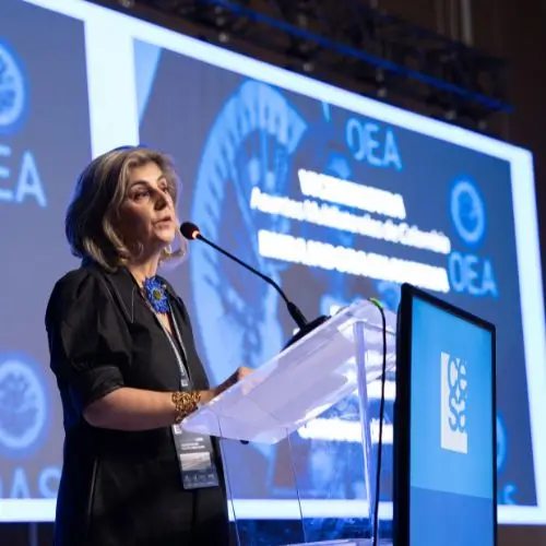Cinco barreras que todavía enfrentan las mujeres para ejercer el poder en América Latina